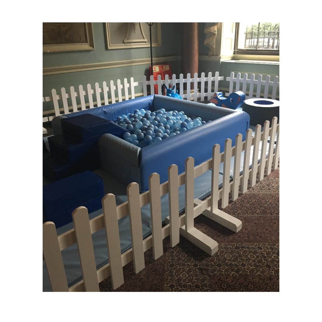 WHITE WOODEN FREESTANDING PICKET FENCE