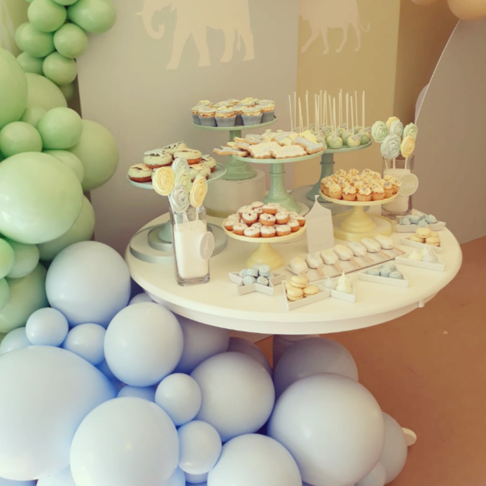 CIRCULAR WHITE DISPLAY TABLE