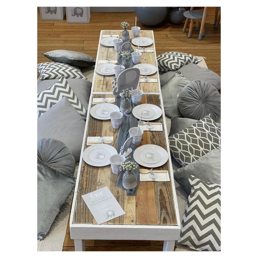 GREY/WHITE CUSHIONS